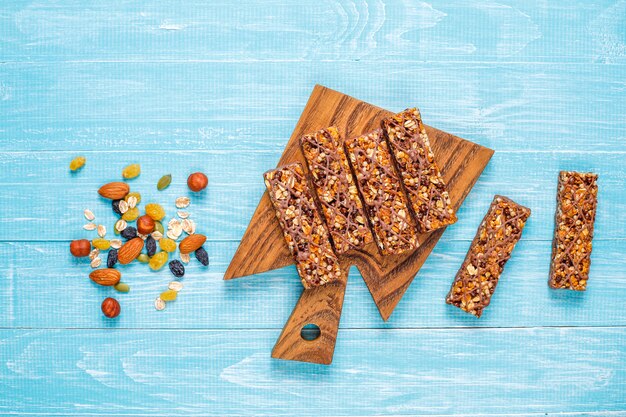 Barras de granola delicios saudáveis com chocolate, barras de cereais com nozes e frutas secas