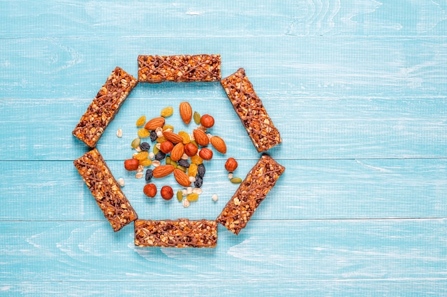 Barras de granola delicios saudáveis com chocolate, barras de cereais com nozes e frutas secas