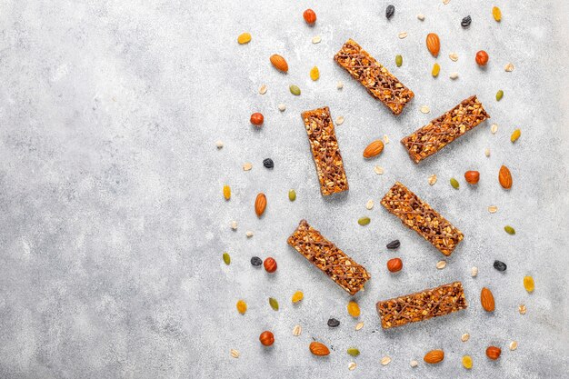 Barras de granola deliciosas saudáveis com chocolate, barras de cereais com nozes e frutas secas, vista superior