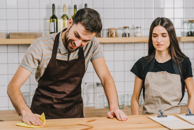 Bartenders contador de limpeza