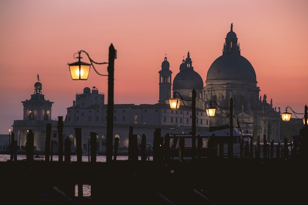 Basílica de São Pedro durante o pôr do sol