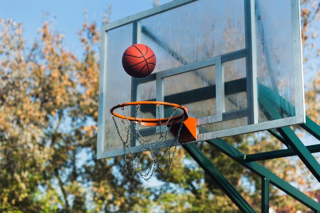 Basquete caindo através de aro