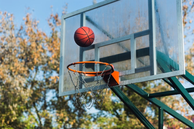 Basquete caindo através de aro