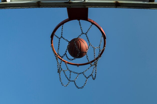 Basquete caindo no aro