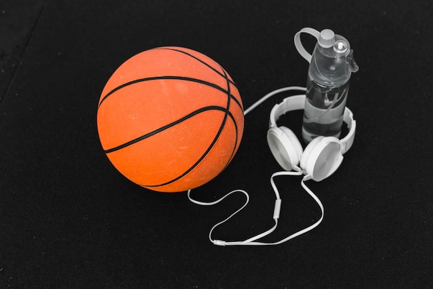 Foto grátis basquete e fones de ouvido na quadra