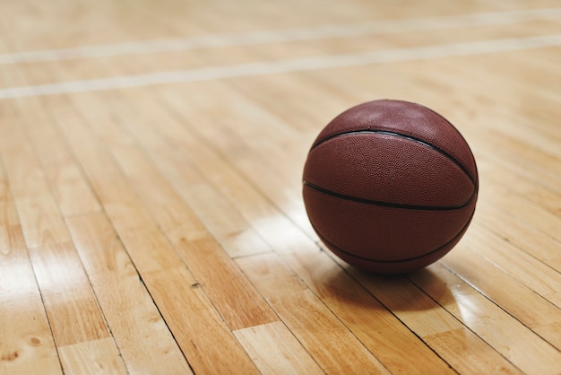 Basquete na quadra de piso de madeira