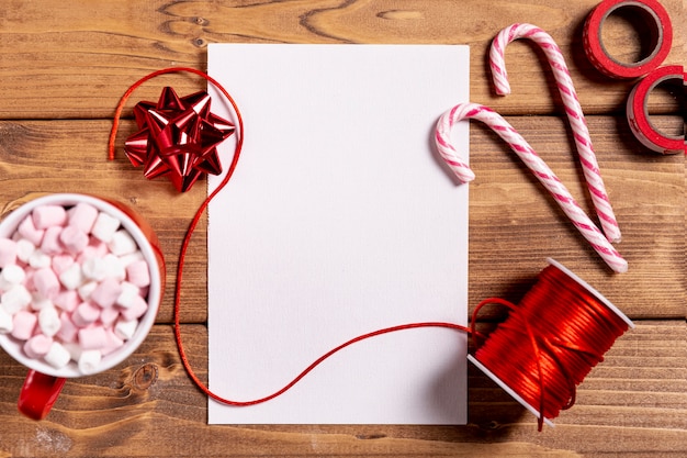 Bastões de Natal doce e folha em branco