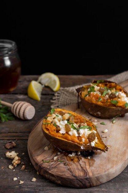 Foto grátis batata-doce de alto ângulo na placa de madeira