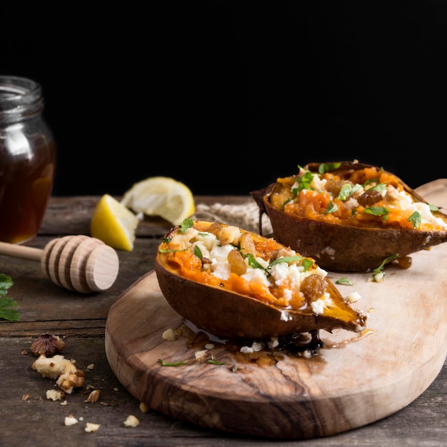 Foto grátis batata-doce na placa de madeira