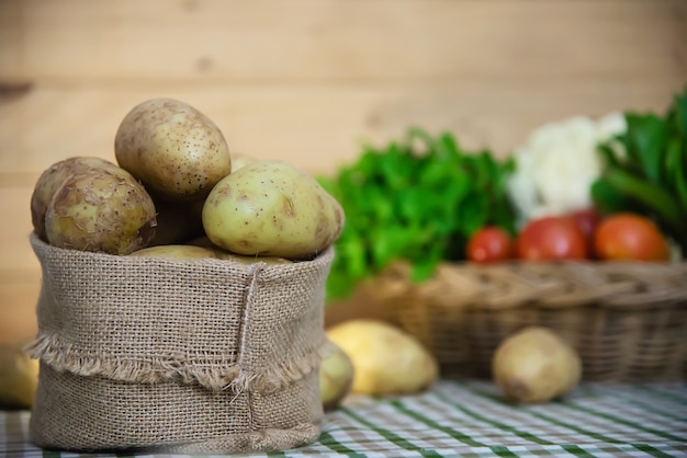 Batata fresca na cozinha pronta para ser cozido