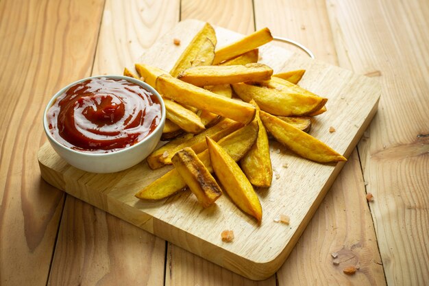 Batata frita caseira na mesa de madeira