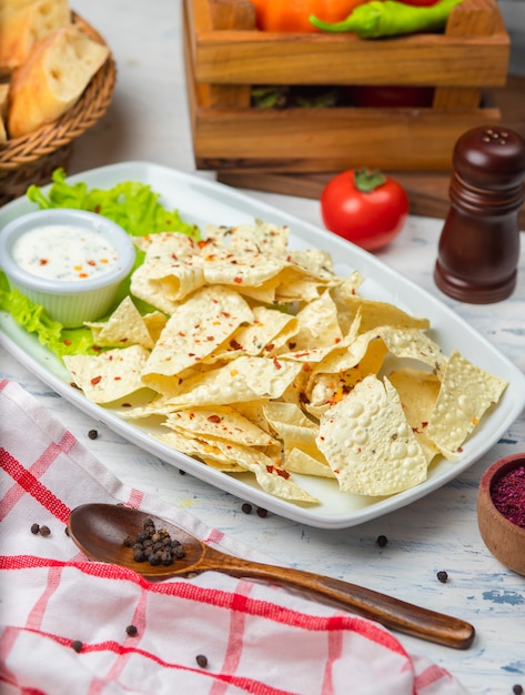 Batata frita crocante com ervas e molho de maionese com creme azedo