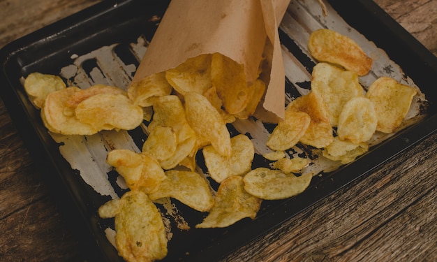 Batata frita em cima da mesa