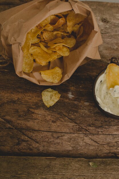 Batata frita em cima da mesa