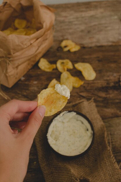 Batata frita em cima da mesa