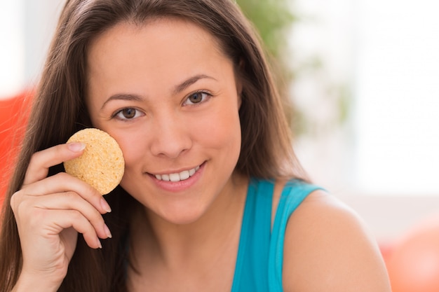 Foto grátis batatas com casca rústicas em uma mesa