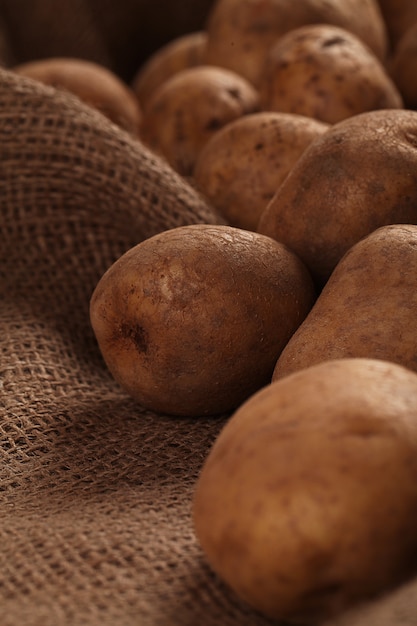 Batatas com casca rústicas em uma mesa