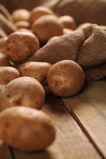 Batatas com casca rústicas em uma mesa