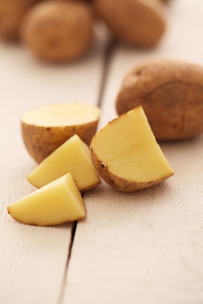 Batatas com casca rústicas em uma mesa