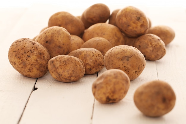 Batatas com casca rústicas em uma mesa