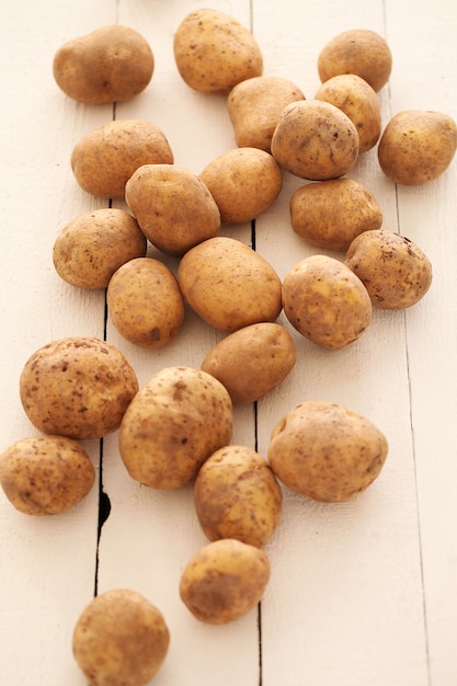 Batatas com casca rústicas em uma mesa