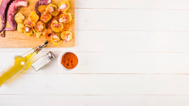 Batatas com polvo na área de trabalho de cozinha