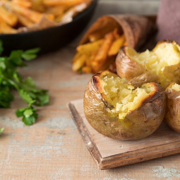 Batatas cozidas na placa de madeira