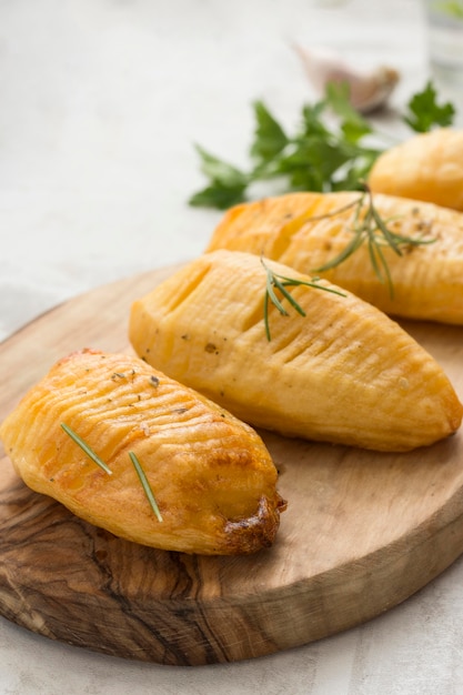 Foto grátis batatas de alto ângulo na placa de madeira