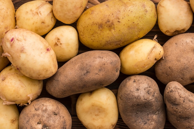 Batatas de close-up no chão