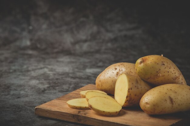 Batatas fatiadas colocadas no bloco de desbastamento