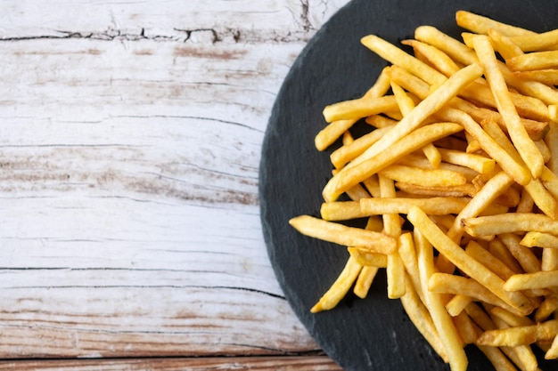 Batatas fritas batatas fritas na mesa de madeira