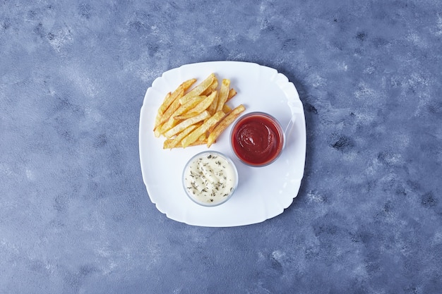 Batatas fritas com ervas e molhos.