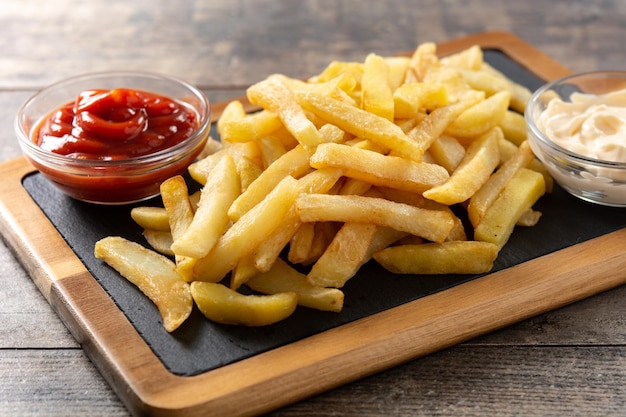 Batatas fritas com ketchup e maionese