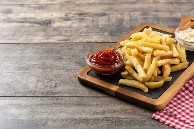 Batatas fritas com ketchup e maionese