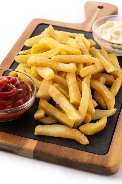 Batatas fritas com ketchup e maionese