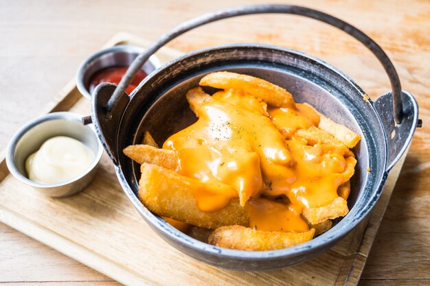 batatas fritas com queijo no topo