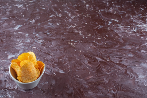 Foto grátis batatas fritas crocantes em uma tigela na superfície de mármore