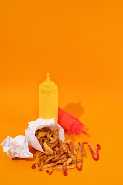 Batatas fritas deliciosas de ângulo alto