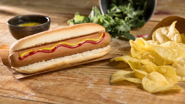 Batatas fritas deliciosas e cachorro-quente