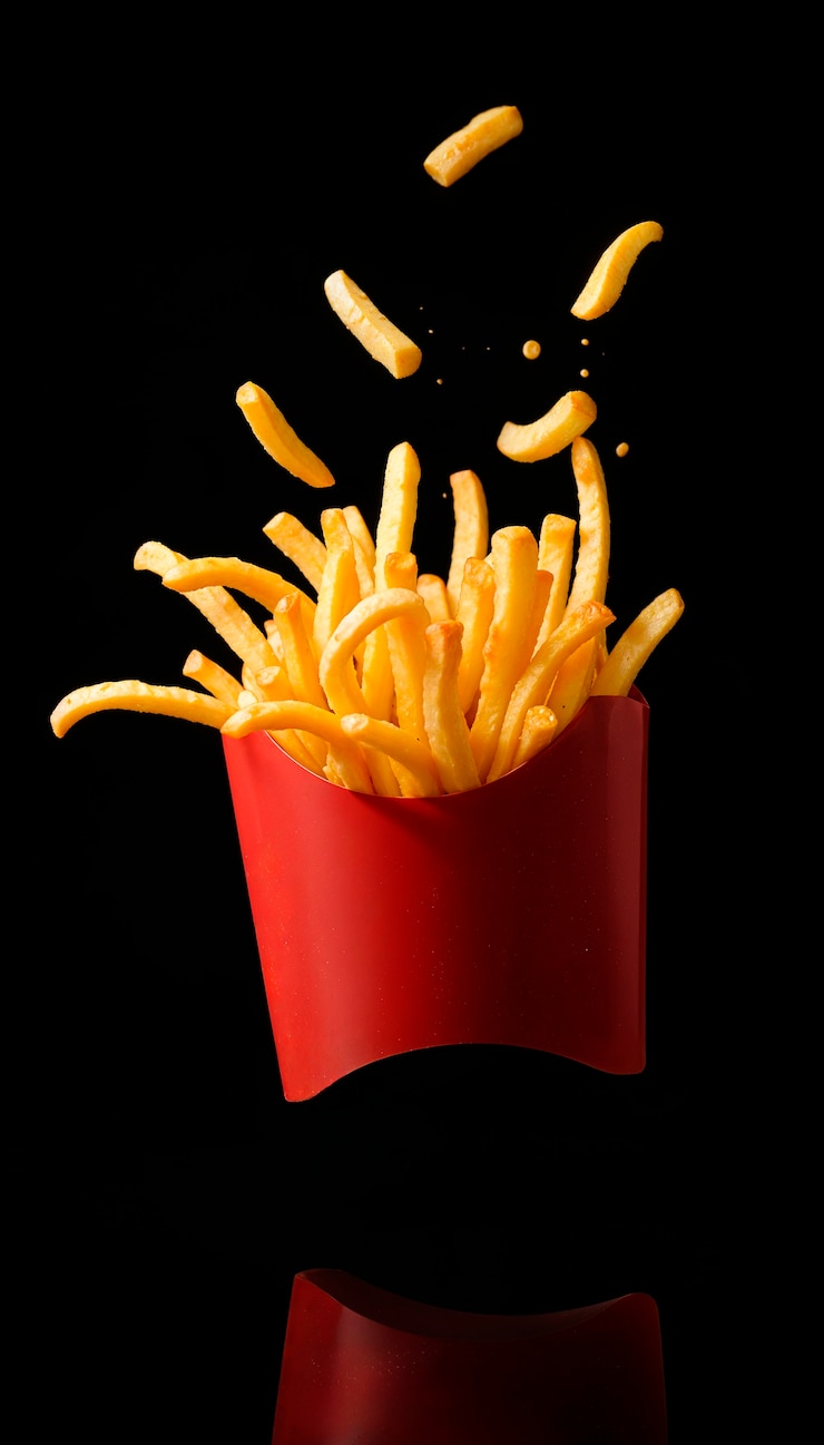 Foto grátis batatas fritas deliciosas no estúdio.