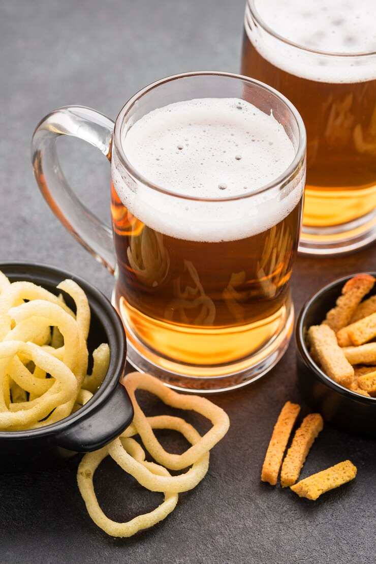 Foto grátis batatas fritas e canecas de cerveja