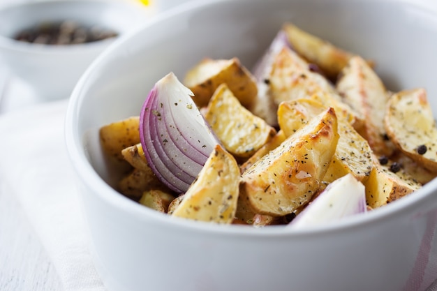 batatas fritas em uma tigela perto