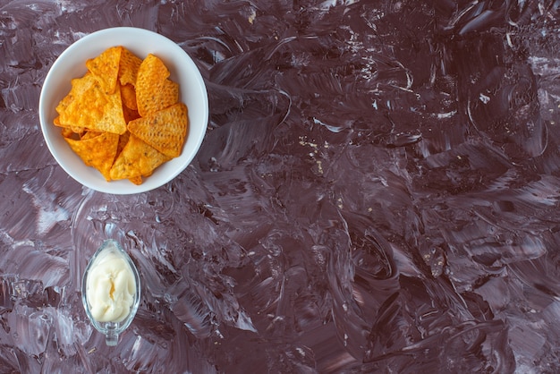 Foto grátis batatas fritas picantes em uma tigela e iogurte em um copo, na mesa de mármore.