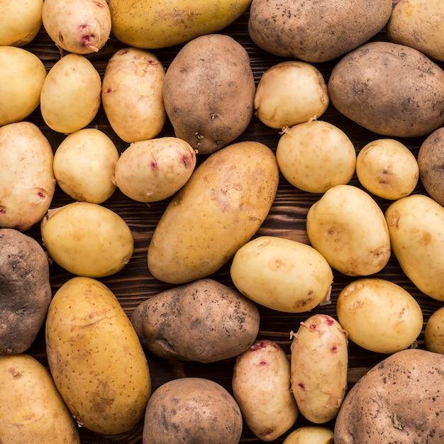 Batatas naturais de close-up no chão