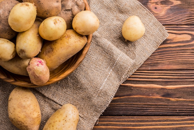 Batatas naturais na tigela com cópia-espaço