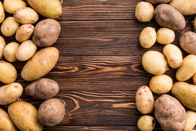 Batatas no chão com cópia-espaço