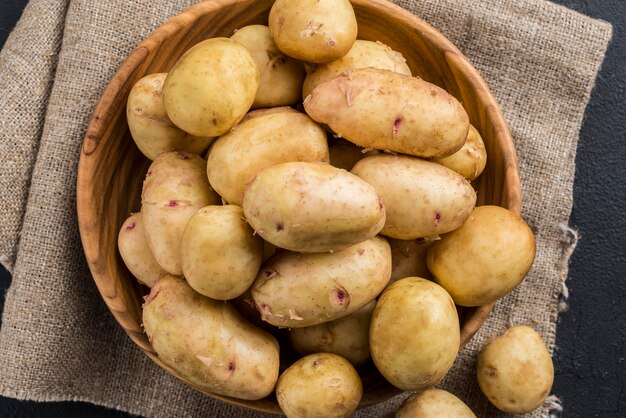Batatas orgânicas em tigela