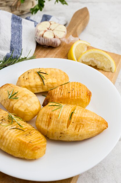 Batatas saborosas de alto ângulo no prato