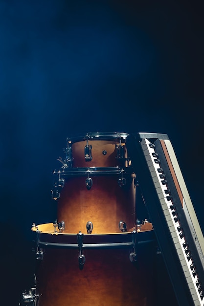 Bateria e teclas musicais em um fundo preto isolado