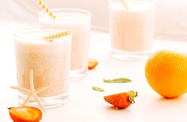 Batido de leite servido com frutas e bagas